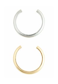 Sølv- og guldmetal hoop øreringe, rund design, minimalistisk form, glat tekstur og poleret finish.