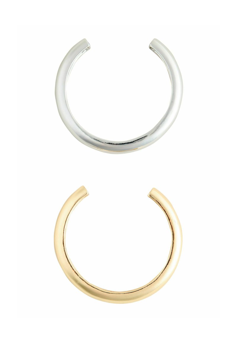 Sølv- og guldmetal hoop øreringe, rund design, minimalistisk form, glat tekstur og poleret finish.