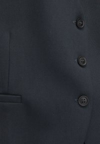 Tissu de blazer bleu marine foncé avec trois boutons noirs alignés verticalement à côté d'une poche passepoilée horizontale sur le côté gauche.