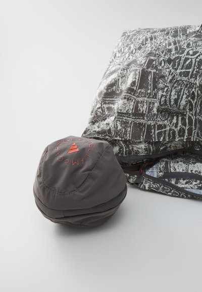 Pochette grigia compatta con marchio rosso, borsa piatta non zip con un motivo testurizzato in bianco e nero, ideale per la conservazione o i viaggi.