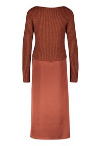 Completo a due pezzi composto da un maglione knit ruggine con maniche lunghe e una gonna di satin ruggine liscia.