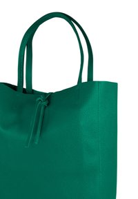 Groene leren totebag met een getextureerde afwerking, voorzien van twee handvatten, een knoopaccent en een open bovenkant ontwerp.