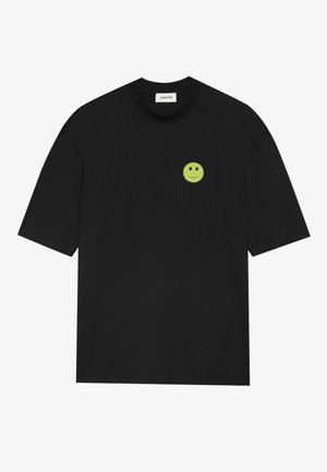 Svart bomull t-skjorte med korte ermer, med et lite grønt smilefjesgrafikk på venstre brystområde. Klassisk rund hals-design.