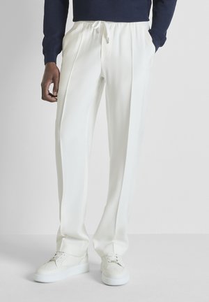 Antony Morato RELAXED FIT ELLIOT IN WITH PLATE ON BACK WELT - Pantalones - white