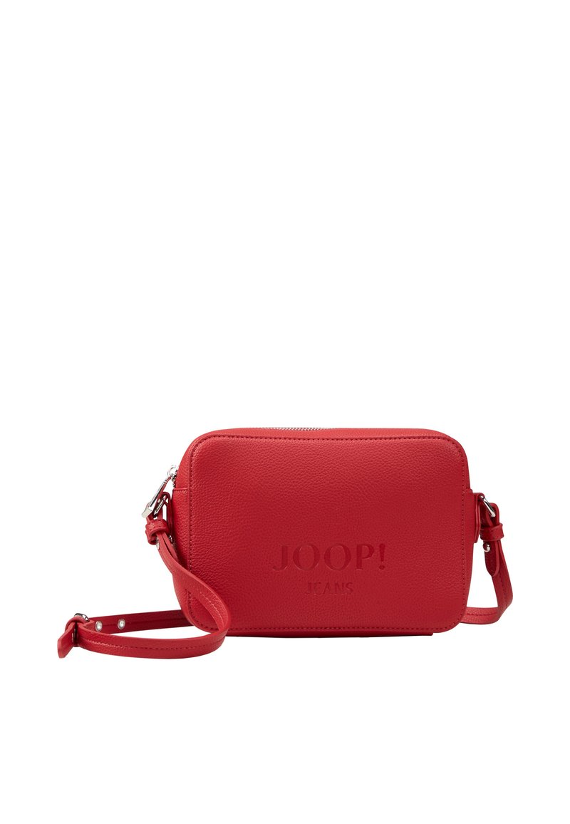Röd läder axelremsväska med texturerad yta, rektangulär form, silverfärgad hårdvara och präglad "JOOP! JEANS"-logotyp på framsidan.