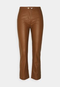 Pantalons en cuir synthétique marron avec un design ajusté, présentant une texture lisse, deux boutons à l'avant et un ourlet légèrement évasé.