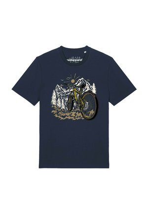 T-shirt bleu marine avec un graphique de VTT devant des montagnes, des pins et un soleil dans une scène naturelle en plein air.