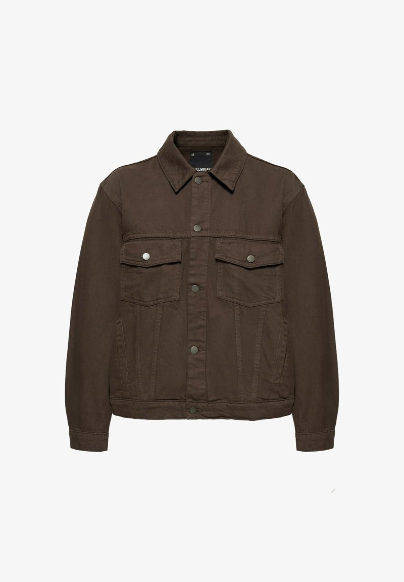 Veste en denim marron foncé avec manches longues, fermeture à boutons à l'avant, deux poches poitrine à rabat avec boutons, et un col pointu.