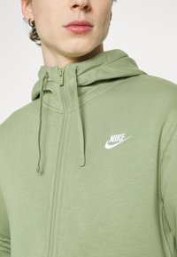 Nike Sportswear SPORTSWEAR CLUB FLEECE - Hoodie - oil green/white