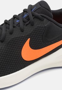 Nike Performance REVOLUTION 7 - Väglöparskor - black/hyper crimson/astronomy blue/sail