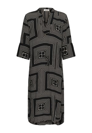 Vestido negro hasta la rodilla con patrones geométricos cuadrados blancos, cuello en V, mangas tres cuartos y cinturón en la cintura.