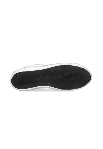 Zapato con parte superior blanca y suela de goma negra. La suela presenta un patrón de banda de rodadura en zigzag, que proporciona tracción y durabilidad.