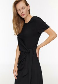 s.Oliver MIDI AUS STRETCH MIT KNOTENDETAIL - Jerseyjurk - schwarz