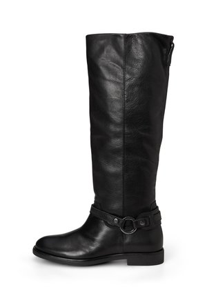 Schwarzer kniehoher Lederstiefel mit niedrigem Absatz und dekorativem Riemen mit Metallring um den Knöchel, Seitenansicht.