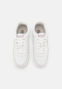 Sneaker bianchi in pelle con texture perforata, punta rotonda, design con lacci e sottili accenti del logo in rosa chiaro e grigio.