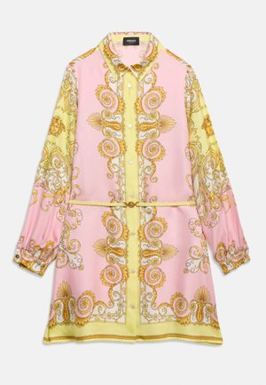 Robe chemise à manches longues avec motifs baroques roses et jaunes, accents dorés, et une fine ceinture assortie à la taille.