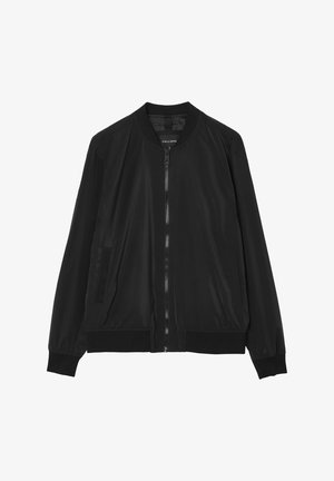 Veste bomber noire en nylon lisse. Elle possède une fermeture éclair à l'avant, un col et des poignets côtelés, ainsi que deux poches latérales. Pas de motifs visibles.