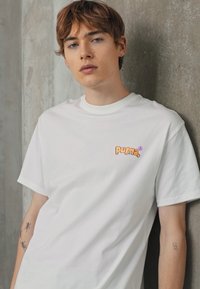 Puma X 8ENJAMIN GRAPHIC - Tricou cu imprimeu - white