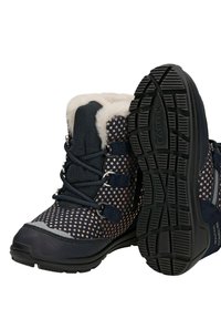 Námořnické modré zimní boty s hvězdicovým vzorem, s umělou kožešinou uvnitř, kontrastními texturami a gumovou podrážkou s uzlovým designem.