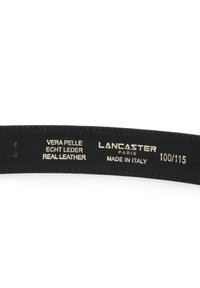 Zwarte leren band met reliëf tekst. Details omvatten "Vera Pelle," "Echt Leder," "Echt Leer," "Lancaster Paris," en "Gemaakt in Italië."