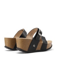 Sandali con zeppa nera, due cinture larghe, dettagli con fibbia argentata e suola in materiale simile al sughero. Texture morbida sulla soletta.