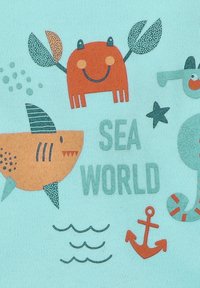 Jasnoniebieska tkanina z kolorowymi grafikami w morskie motywy: rekin, krab, kotwica i gwiazda, z napisem "ŚWIAT MORZA" w radosnej czcionce.