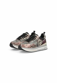 Sneaker aus einem strukturierten rosa und schwarzen Schlangenledermuster, schwarze Schnürsenkel, einer gepolsterten Sohle und einem metallischen Akzentlogo an der Seite.