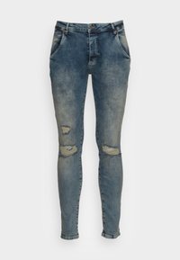 Jeans de mezclilla azul claro con corte ajustado, que presentan áreas desgastadas en las rodillas, cinco bolsillos y cierre de botón estándar.