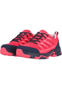 Chaussures de randonnée rouge et marine avec un dessus en maille, un système de laçage, une semelle en caoutchouc robuste et des accents texturés pour l'adhérence et le soutien.