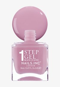 Rosa gelnagellack i en klar rektangulär flaska, toppad med ett runt rosa lock; etiketten har vit text med produktnamn och volym.