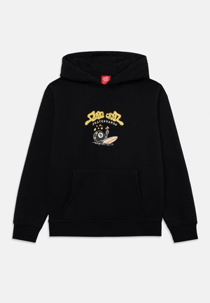 Svart hettegenser laget av bomull med en frontlomme. Har et fargerikt grafisk design med teksten "Santa Cruz Skateboards" og et tegneserieaktig bilde.