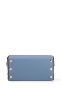 Borsa rettangolare in pelle blu con borchie dorate sui lati, texture liscia e chiusura con zip. Design semplice e minimalista.