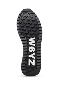 Suola di scarpa in gomma nera con un motivo a stella testurizzato, con logo "W6YZ" bianco e scanalature profonde per una migliore aderenza.