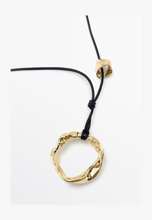 Goudkleurige, textuurrijke hanger in een cirkelvormige, gedraaide vorm aan een zwarte verstelbare koord, bevestigd met een gladde gouden accentparel.