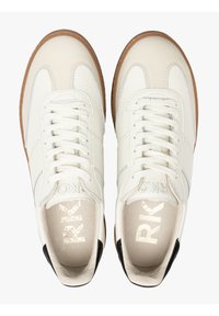 Sneakers bianchi in pelle con finitura testurizzata e dettagli crema. Suola in gomma e lacci, con un logo sottile sulla linguetta.