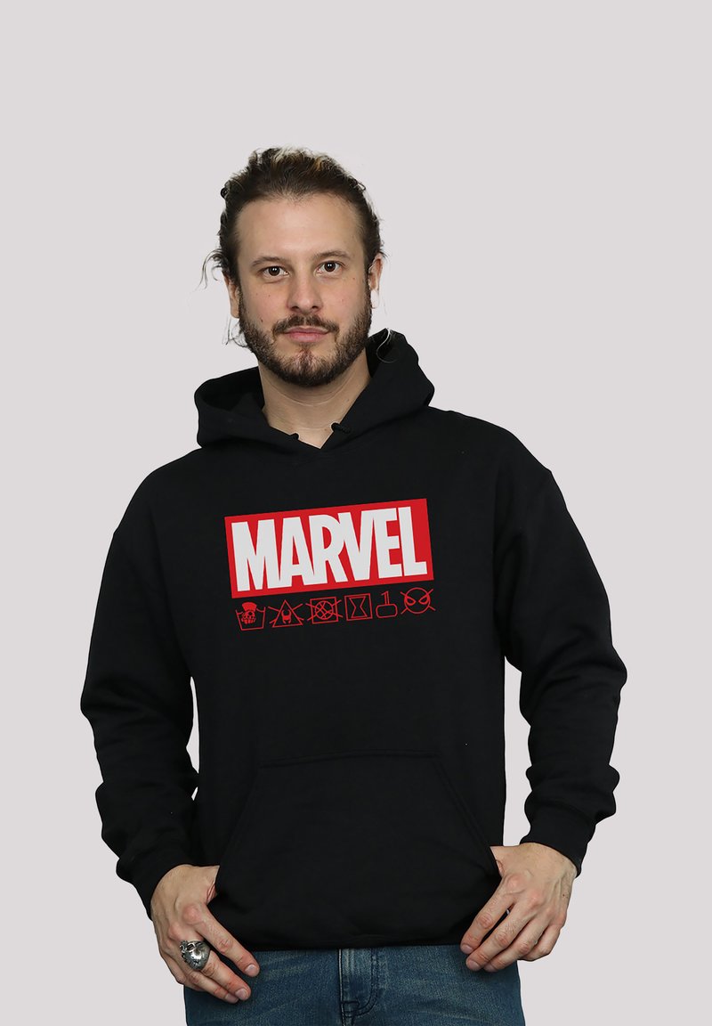 Svart hettegenser med en stor hvit "MARVEL" logo i rødt. Inkluderer ulike pleiesymboler i rødt under logoen. Detaljer om frontlommen synlige.