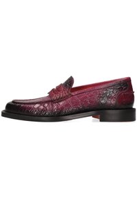 Krokodilleder-Lederloafers in Burgunderrot und Schwarz. Flacher Absatz und verlängerte Form mit strukturiertem Oberflächen.