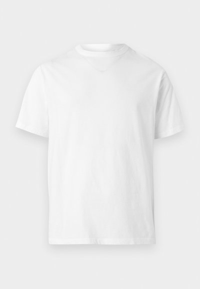 Απλό λευκό κοντομάνικο t-shirt με στρογγυλή λαιμόκοψη, με απλό, καθαρό σχέδιο και χωρίς ορατά λογότυπα ή σχέδια.