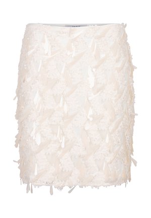 Korte A-lijn rok in crème met een gelaagde textuur, versierd met bloemen- en driehoekige appliqués, en subtiele reflecterende accenten doorheen.