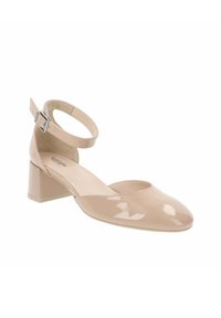 Zapato nude de charol con punta redondeada, correa al tobillo con hebilla plateada y un tacón bajo. Textura suave, diseño elegante.