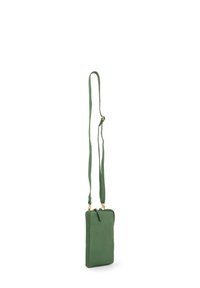 Groene leren schoudertas met een gladde textuur, rechthoekige vorm, ritssluiting en gouden hardwareaccenten. Inclusief verstelbare schouderriem.