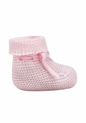 Morbido scarpina per neonato lavorata a maglia di colore rosa con bordo risvolto e laccio decorativo, progettata per calore e comfort.