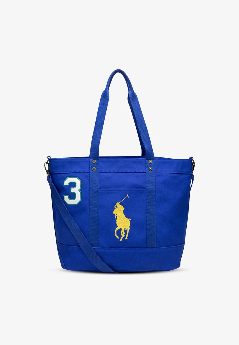 Borsa tote in tela blu con doppie maniglie corte, tracolla regolabile, logo ricamato del giocatore di polo giallo e dettaglio numero 3 verde.