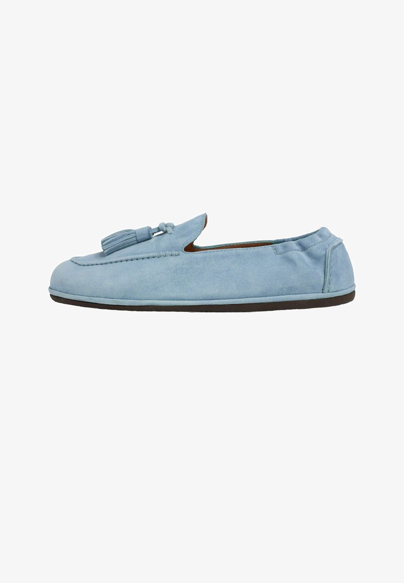 Mocassin en daim bleu clair avec pampilles sur le dessus, talon bas et bout arrondi doux, montré de côté extérieur.