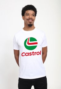 Hvid bomulds t-shirt med et stort grønt cirkellogo med røde og hvide detaljer, og ordet "castrol" i fed rød under det.