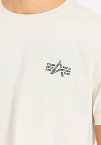 Alpha Industries SIGNATURE - Triko s potiskem - vintage white