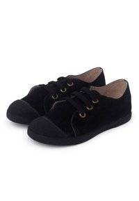 Zapatos de ante negros con punta redondeada, parte delantera con cordones que presenta ojales dorados, y suela de goma texturizada. Diseño simple sin patrones.