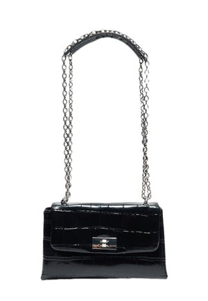 Schwarze Handtasche aus Krokodilleder mit silbernem Drehverschluss und langem silbernem Kettenriemen mit Leder-Schulterpolster.