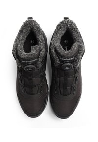 Svarta högre skor med fluffig gråfoder, utrustade med en cirkulär åtdragning och elastiska snören. Minimalistisk design med logotyp.