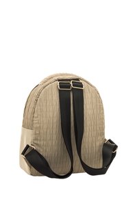 Zaino beige con texture e forma arrotondata, dotato di chiusura con zip, spallacci neri regolabili e dettagli in metallo color oro.
